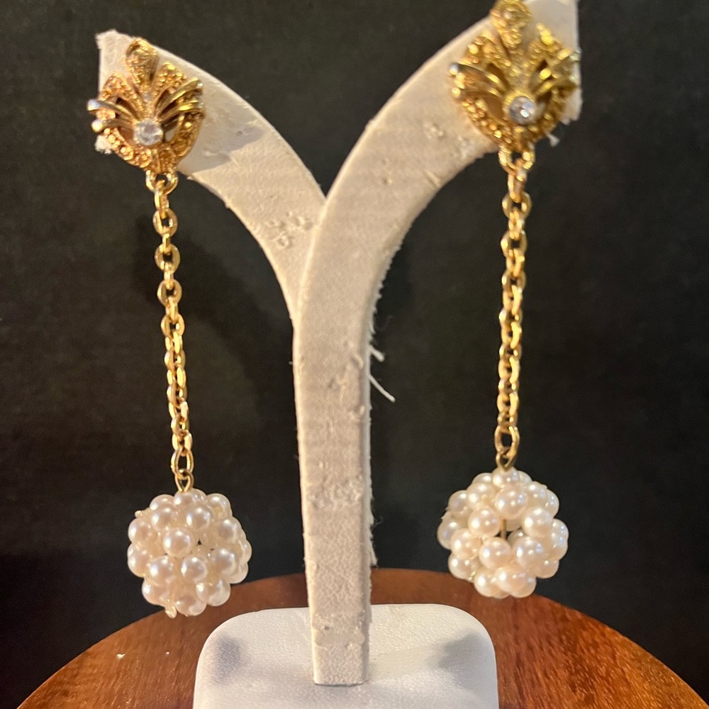 Gold tone and pearl 80’s retro earrings.